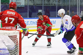 Что напоминает игра в поддавки на хоккейной арене с участием престарелого правителя