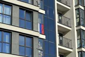 Фотофакт. Перевернутый флаг РФ в окне минской многоэтажки